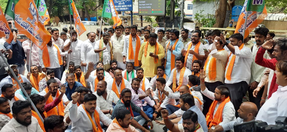 bjymmahankalid1's tweet photo. We demand State Govt to remove Urdu language from Group-1 exams in order to make it unbiased & provide equal opportunity for everyone! #jobs2022 #JobNotifications #jobnotification2022 #KCRFailedTelangana #kcrcheatstelangana #TRSHataoTelanganaBachao https://t.co/9akMuodAum