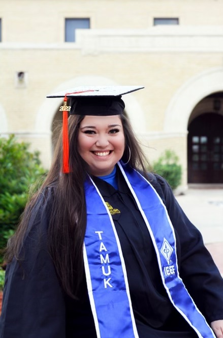 javelinaCamp's tweet photo. Congratulations to our Javelina graduates. This day is all about you!!🐗🎓🙌 

🔵 - Lauren Silva, B.S.
🟡 - Lizzetty Lara, B.S.
🔵 - Dakota Moberg, B.S. https://t.co/VpUdvf1SZA