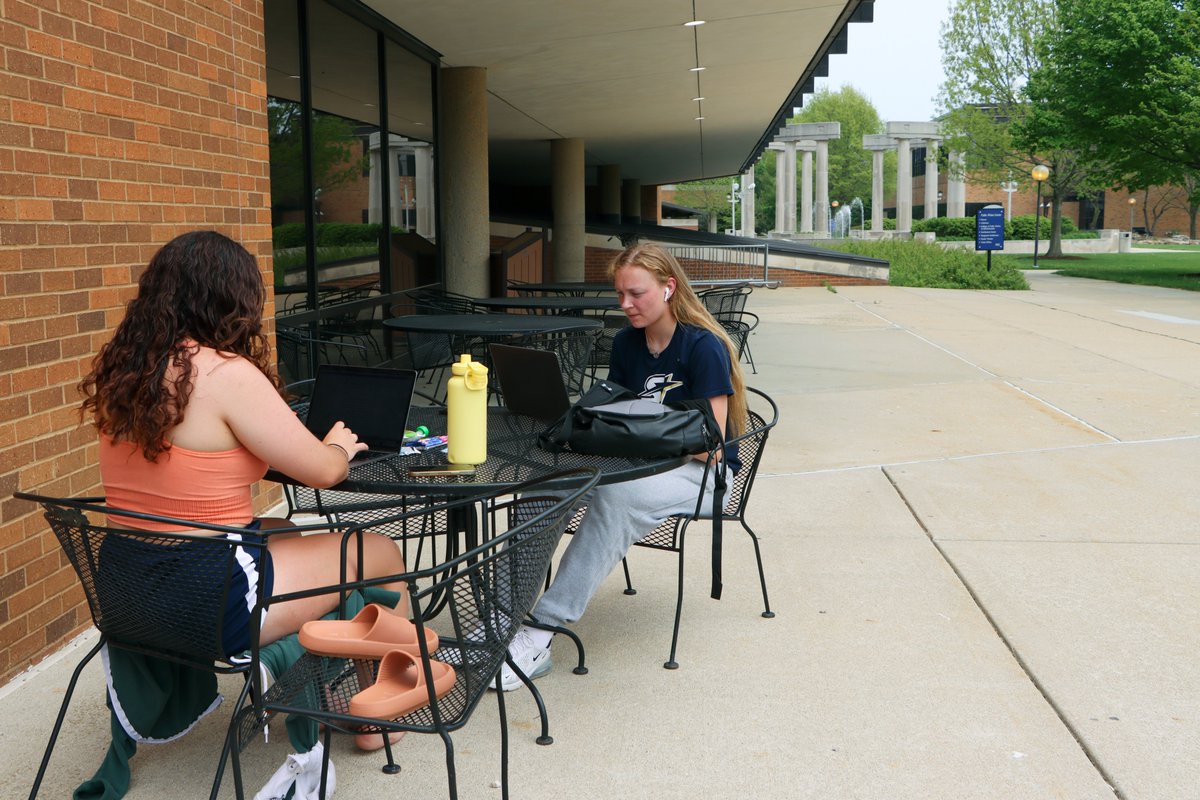 UISedu's tweet photo. It's a good week to be outside at #UISedu! Students are using the nice weather to take Commencement photos, play sports on the quad, have a picnic and study for finals. #UIS22 #Spring #Illinois #Midwest https://t.co/ycvbH35K1L