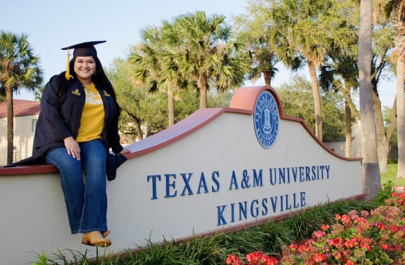 javelinaCamp's tweet photo. Congratulations to our Javelina graduates. This day is all about you!!🐗🎓🙌 

🔵 - Lauren Silva, B.S.
🟡 - Lizzetty Lara, B.S.
🔵 - Dakota Moberg, B.S. https://t.co/VpUdvf1SZA