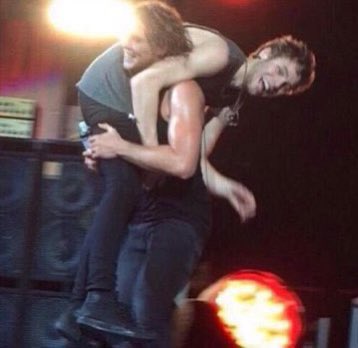 Tha5SOSFamily's tweet photo. they’ll never change https://t.co/hng82faY9V