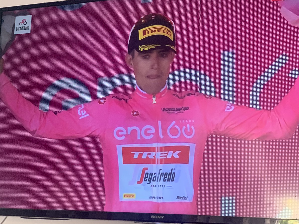 La emoción de <a href="/juanpelopez97/">Juanpe López</a> es la emoción de su pueblo, de toda Lebrija, que hoy vibra por la enorme gesta conseguida. Solo 17 españoles han portado esa maglia rosa. Más que merecido: por trabajo, por esfuerzo, por dedicación y porque es muy “güena” gente. Grandeeeee!!!!