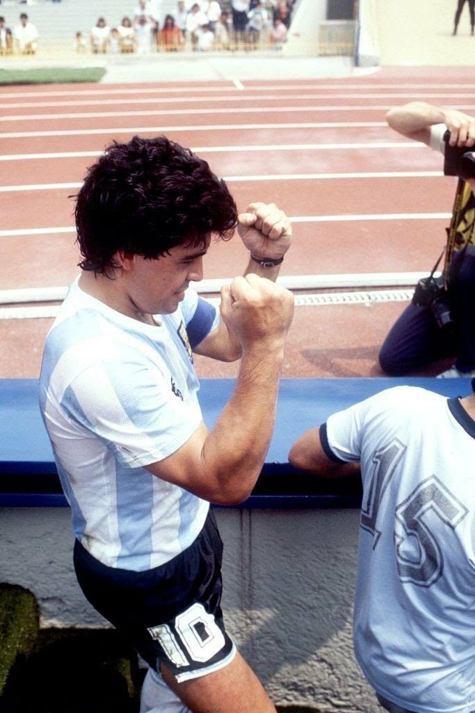 Oh oh oh oh 
Hay que alentar a la
Selección!!!

#DiegoEterno #DiegoArmandoMaradona