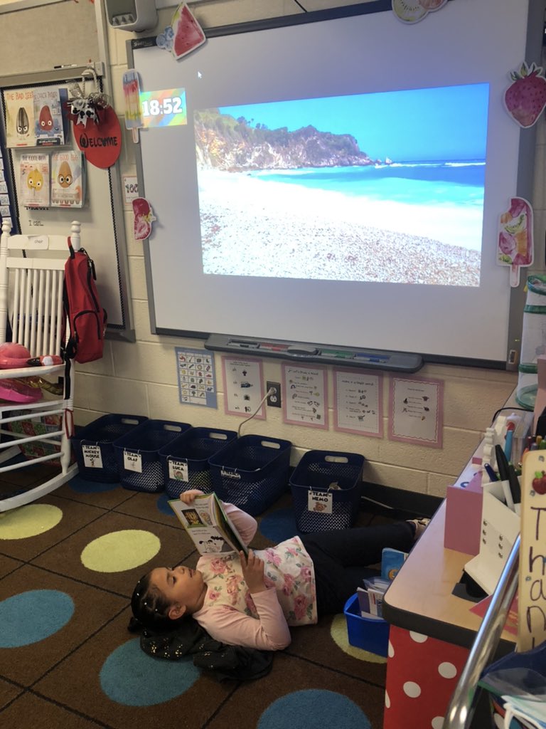 FirstiesFun's tweet image. #ABCountdown B for Beach Day! 🌴☀️ lots of beach themed activities today! #YES_Bulldogs #firstgrade