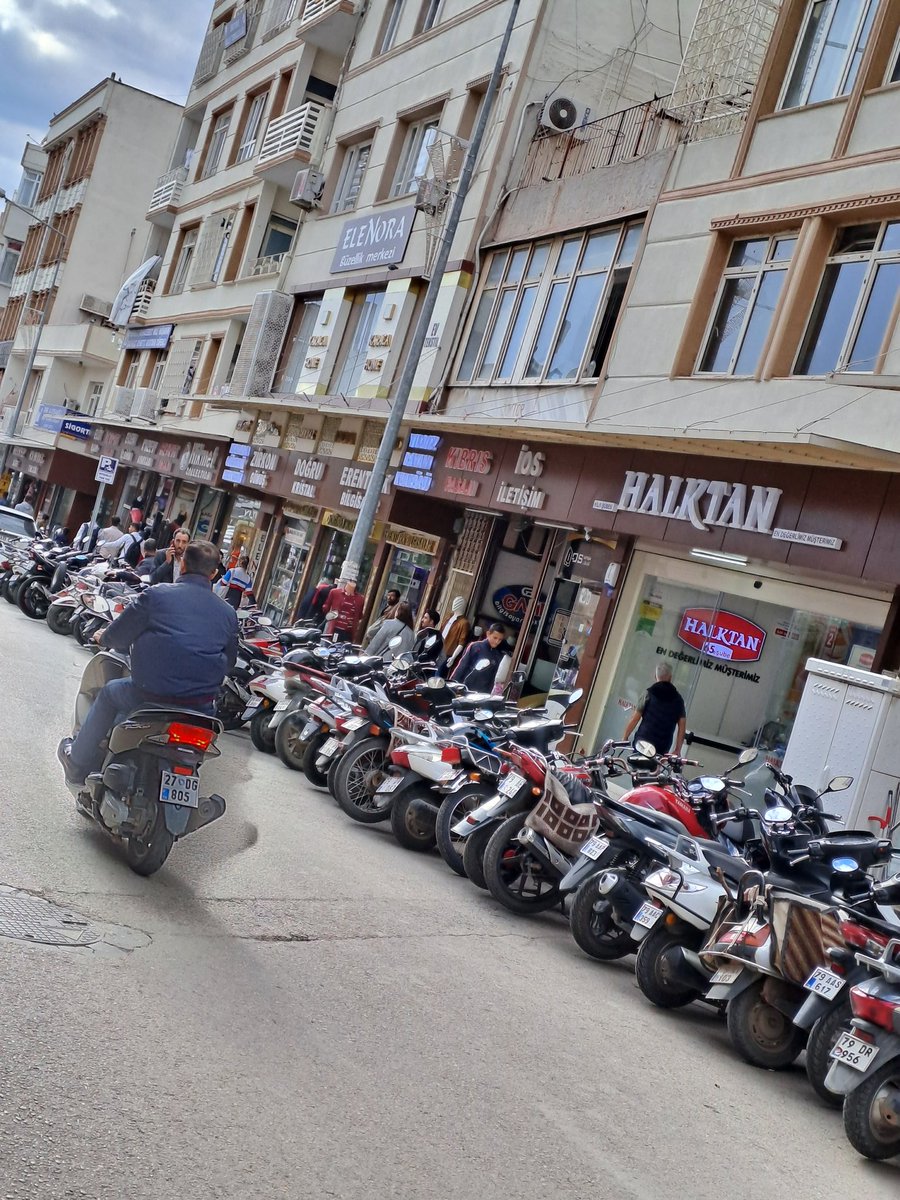 nilhansglm's tweet photo. Kilis'te her 10 kişiden 11'inin motoru var galiba https://t.co/3fNMRWAYxn