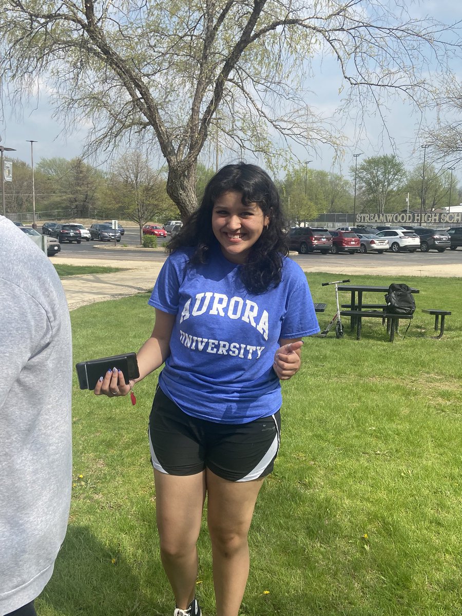 KimRudden's tweet photo. Grad pack pick up 🎓🖤💛#class2022 #graduation @StreamwoodHS https://t.co/oYGxnoQ75w