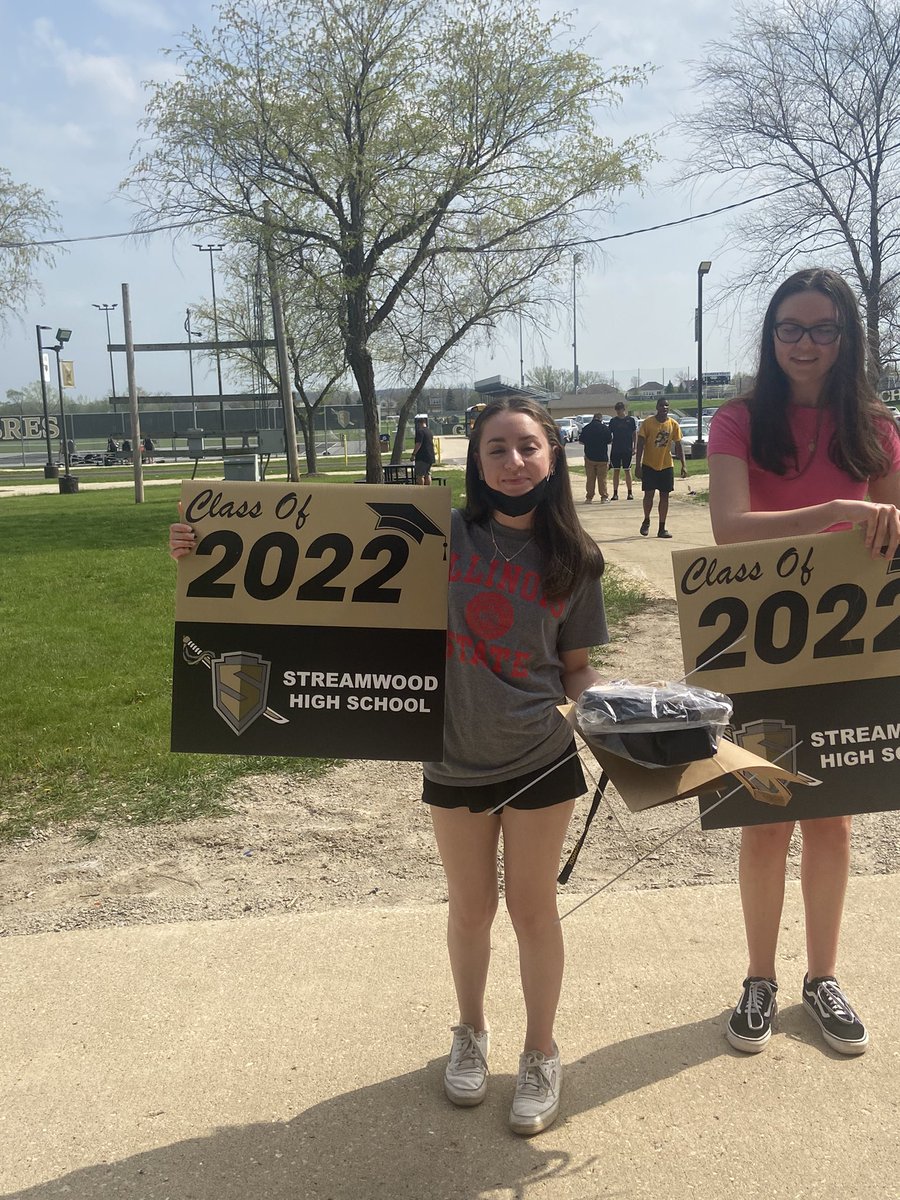 KimRudden's tweet photo. Grad pack pick up 🎓🖤💛#class2022 #graduation @StreamwoodHS https://t.co/oYGxnoQ75w