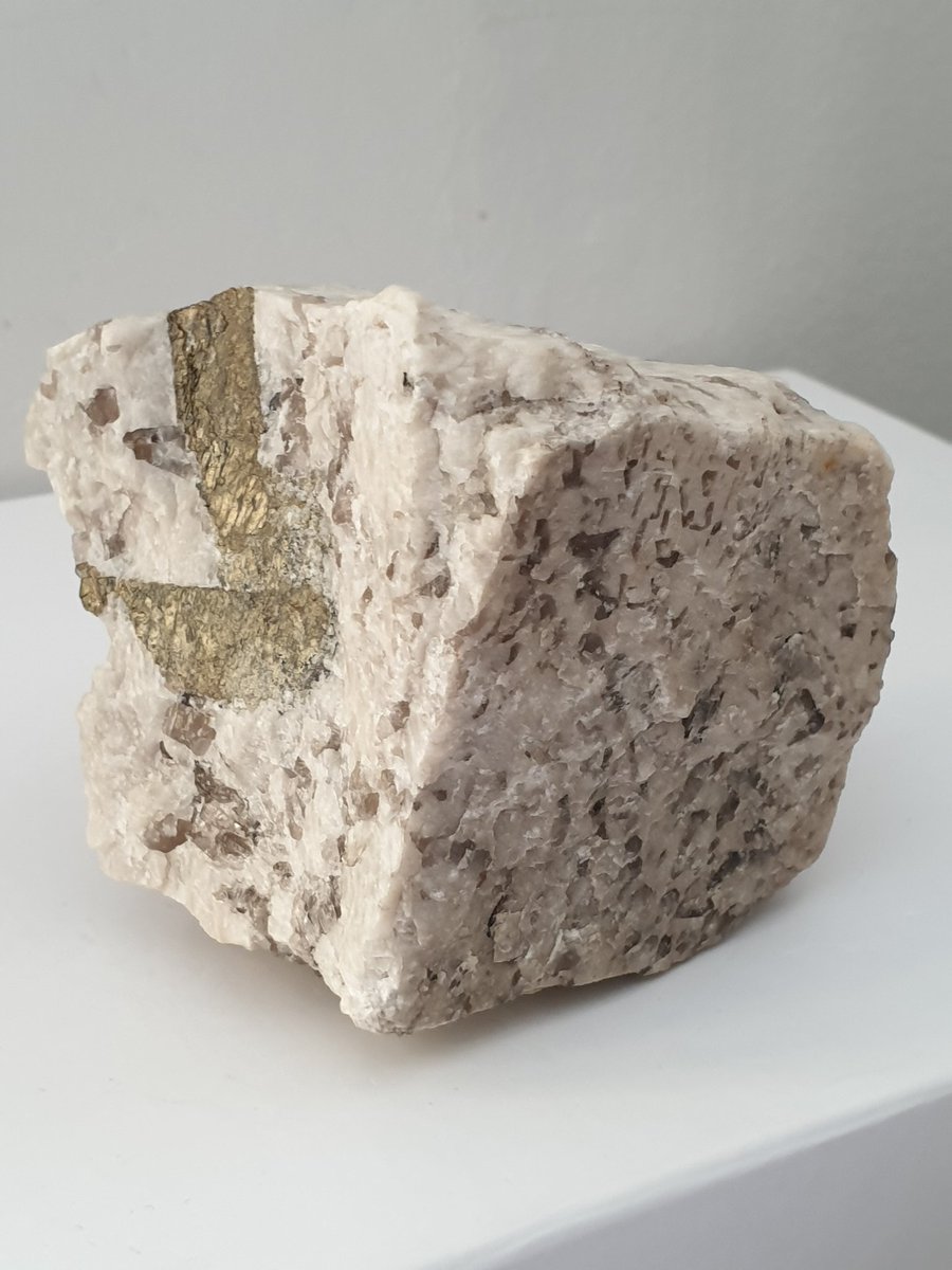 Khadimite's tweet photo. I already had the below described #rock in my collection of #rocks and #minerals but recently I found one stunning piece of #GraphicGranite that was not cut, polished or touched by a #homosapien 🙂

#GraphicTexture

#MyMineralCollection  #crystals https://t.co/EnTeZbckd5