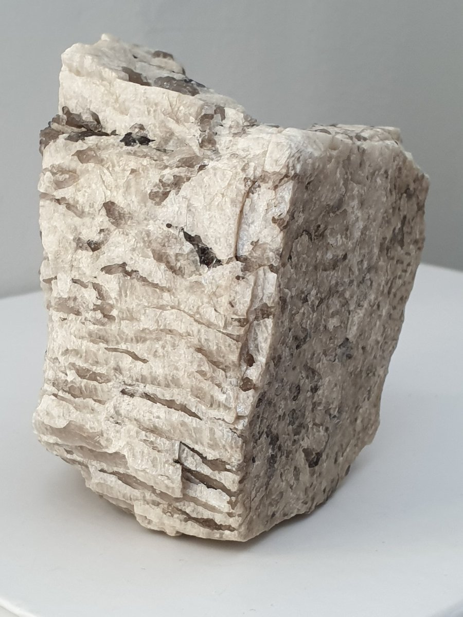 Khadimite's tweet photo. I already had the below described #rock in my collection of #rocks and #minerals but recently I found one stunning piece of #GraphicGranite that was not cut, polished or touched by a #homosapien 🙂

#GraphicTexture

#MyMineralCollection  #crystals https://t.co/EnTeZbckd5