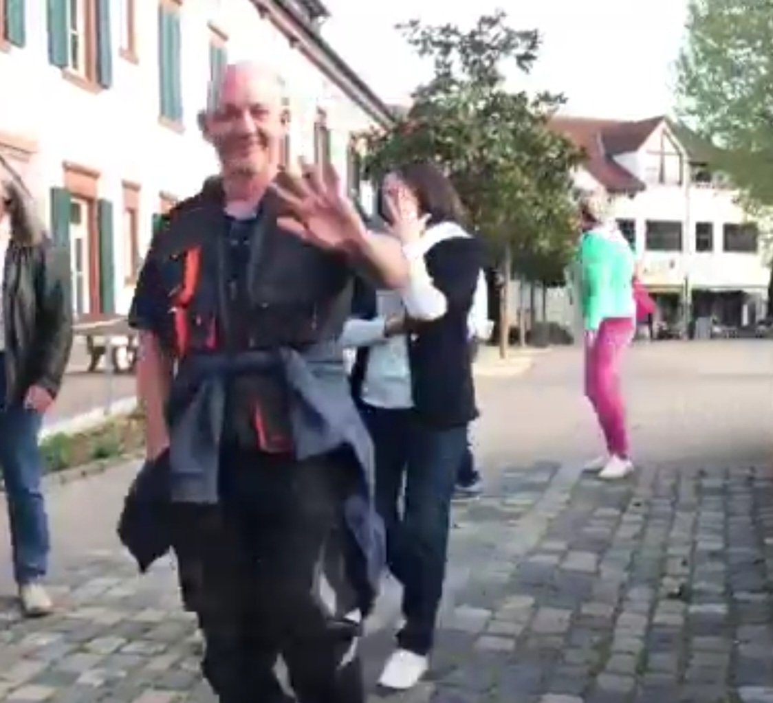 NimaTikken's tweet photo. Stefan Krüger, ich-bin-kein-Nazi und "wir sehen keine Reichsbürger unter uns", war gestern auch in #Ludwigshafen auf der Veranstaltung mit #Elsässer.
Mittwochs dann immer fleißig in #Deidesheim mit #Quergida marschieren.
Das ist die bürgerliche Mitte 🧐🤡
#lu0905 https://t.co/NUDXdvBl4n