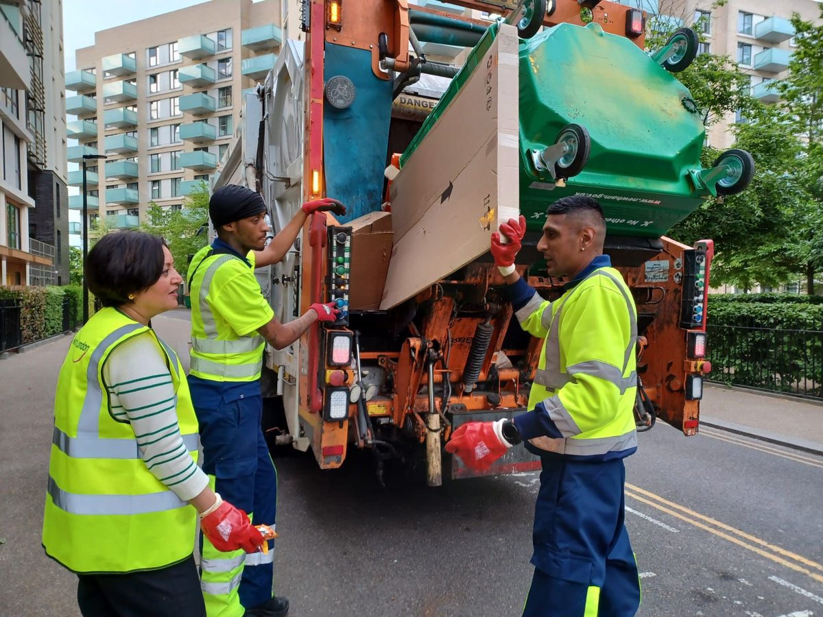 rokhsanafiaz's tweet photo. I know residents have experienced problems with recycling collections - I’ve been asking for this to be sorted &amp; we're getting on top of it.

Day 4 pt.3: I joined our E20 crew hard at work. 

+ we're investing £600k more in recycling &amp; committed to move to weekly collections ♻️ https://t.co/dhnPxoqvkI