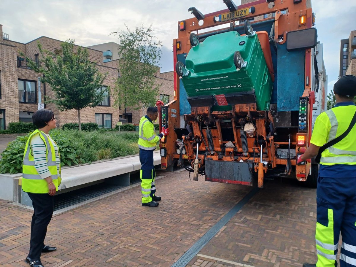 rokhsanafiaz's tweet photo. I know residents have experienced problems with recycling collections - I’ve been asking for this to be sorted &amp; we're getting on top of it.

Day 4 pt.3: I joined our E20 crew hard at work. 

+ we're investing £600k more in recycling &amp; committed to move to weekly collections ♻️ https://t.co/dhnPxoqvkI