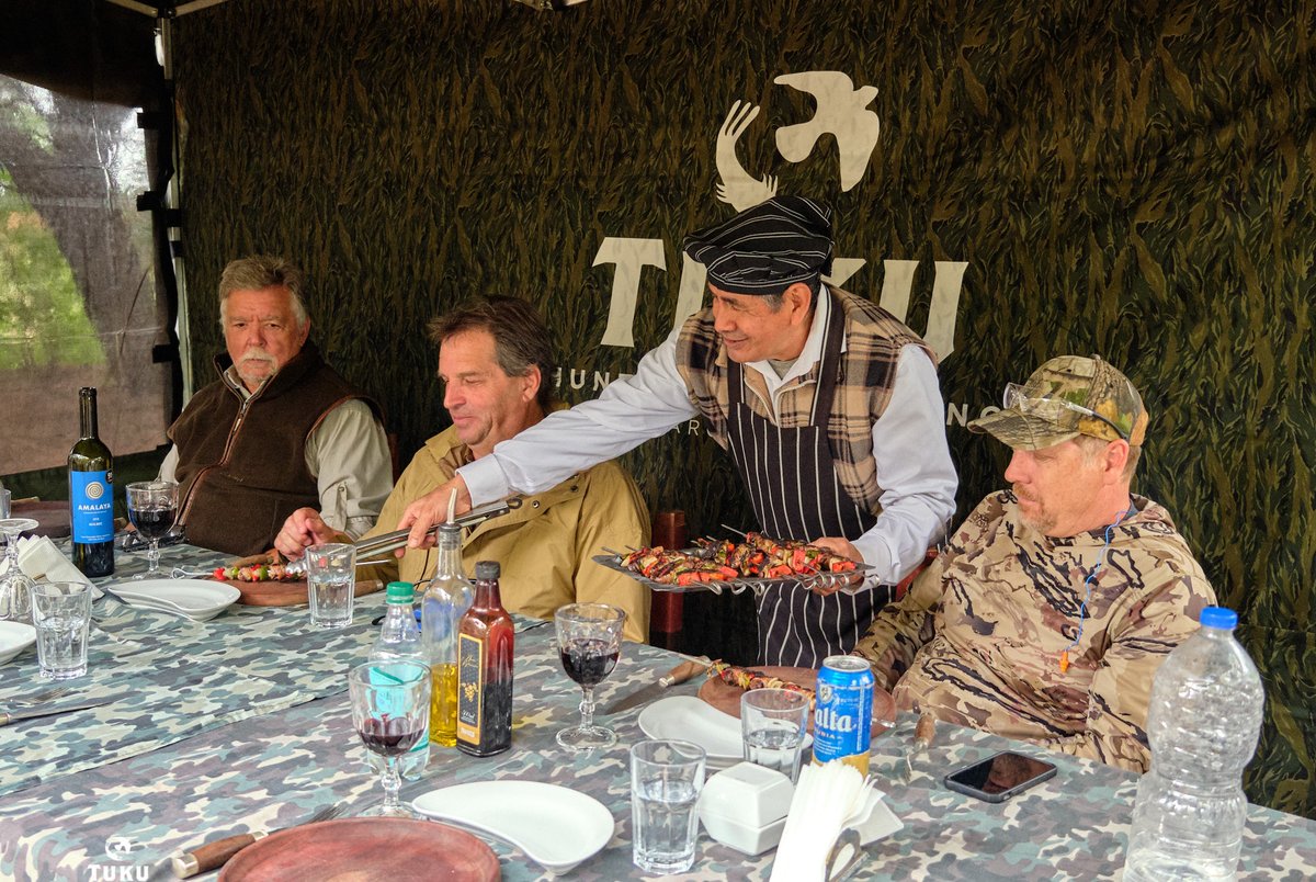 tukulodge's tweet photo. Master of Ceremony: Moskito 👨🏽‍🍳

A field lunch experience full of bbq galore and delicious wine for you and yours!

#premiumdovehunting #premiumdoveshooting 
#premiumpigeonhunting #premiumpigeonshooting 
#premiumdoradofishing 

@DetailCompany 
@DSCNEWSCENTER 

@TukuLodge 
Salta https://t.co/TAExDzyZIm
