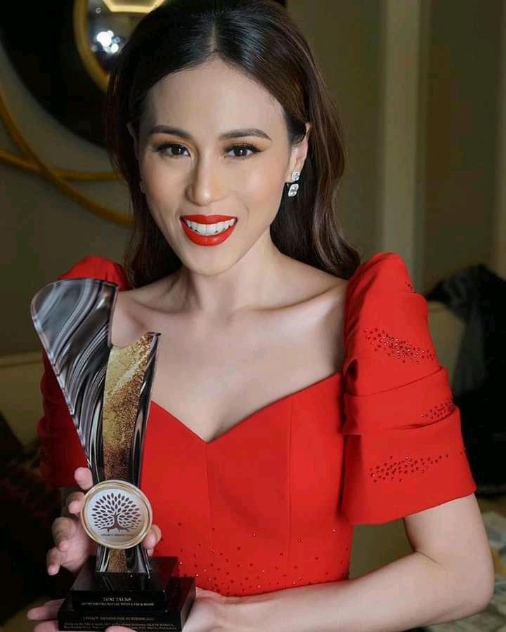 char_lenej's tweet photo. WE ALL WITNESSED HOW THE  BOTH OF YOU MADE THE TEAM SHOUT FOR VICTORY. YOU  INSPIRED US BY THE BIZARRE FLAVOR THAT YOU BOTH ADDED. THANK YOU SO MUCH!! Unofficial: Toni G &amp; Andrew E. Worldwide VICTORY IS AT HAND!!🌹🇵🇭 https://t.co/DHB8bE3BgM