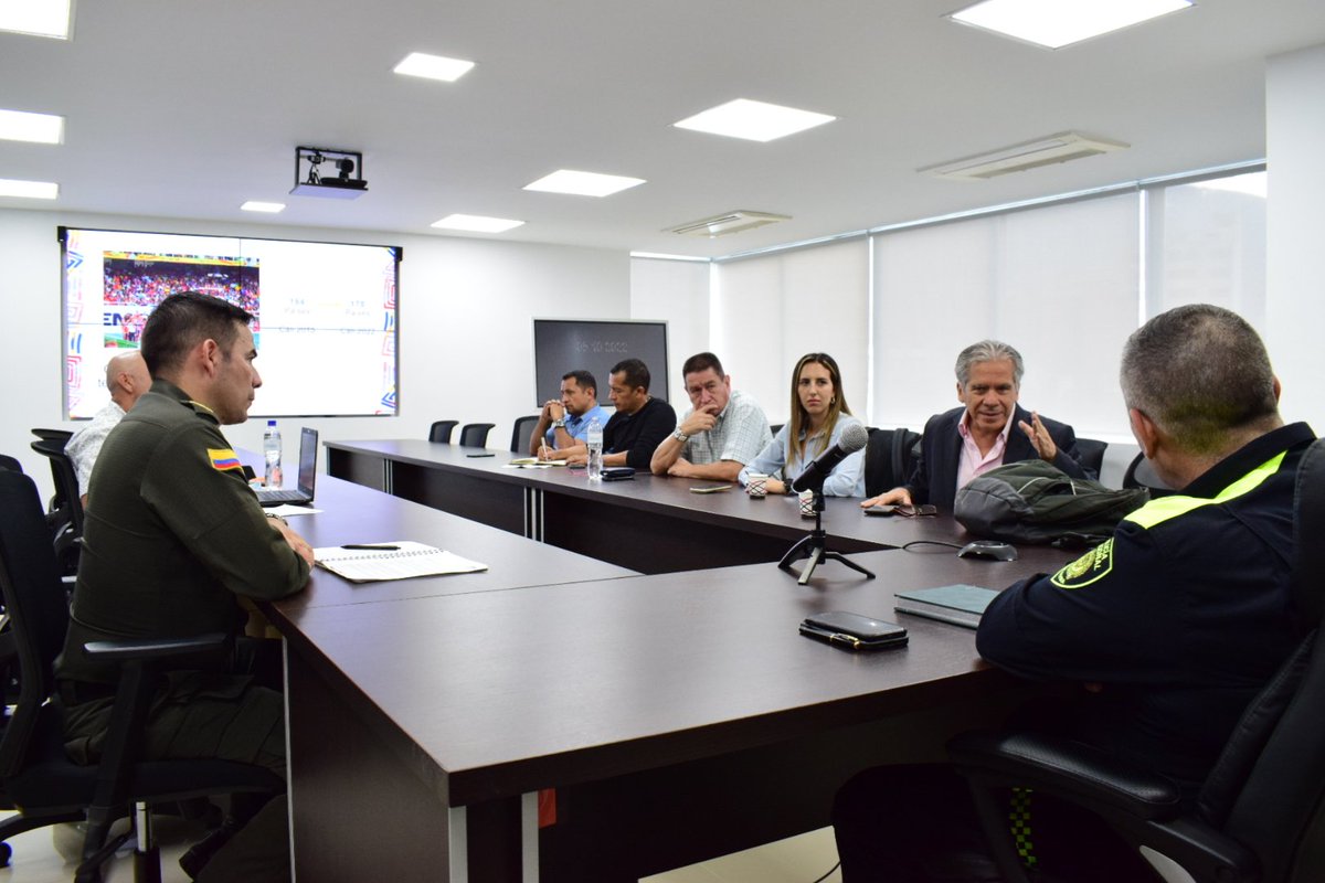 WACali22's tweet photo. #AEstaHora reunión sobre seguridad del Mundial de Atletismo sub-20, Cali 2022.

Trabajo en equipo con @mecal y @AlcaldiaDeCali a través de @secjusticiacali. | @WorldAthletics https://t.co/qpkjpGX2iX