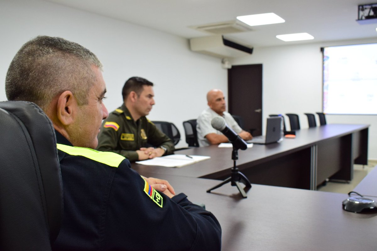 WACali22's tweet photo. #AEstaHora reunión sobre seguridad del Mundial de Atletismo sub-20, Cali 2022.

Trabajo en equipo con @mecal y @AlcaldiaDeCali a través de @secjusticiacali. | @WorldAthletics https://t.co/qpkjpGX2iX