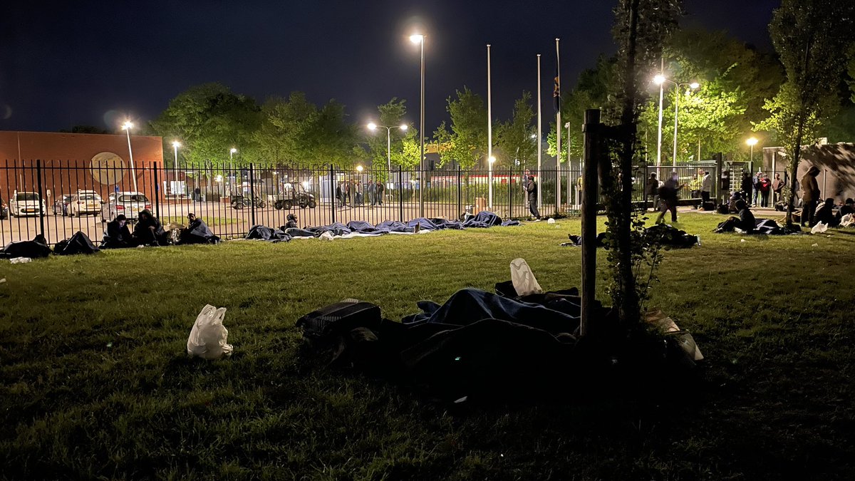 MartijnKlungel's tweet photo. Bizarre omstandigheden bij het aanmeldcentrum in Ter Apel: er is letterlijk geen plek meer.

Tientallen asielzoekers moeten op het grasveld voor het aanmeldcentrum slapen…

Het is de afgelopen maanden nog nooit zo uit de hand gelopen. #rtvnoord https://t.co/Te1uqB8hGZ