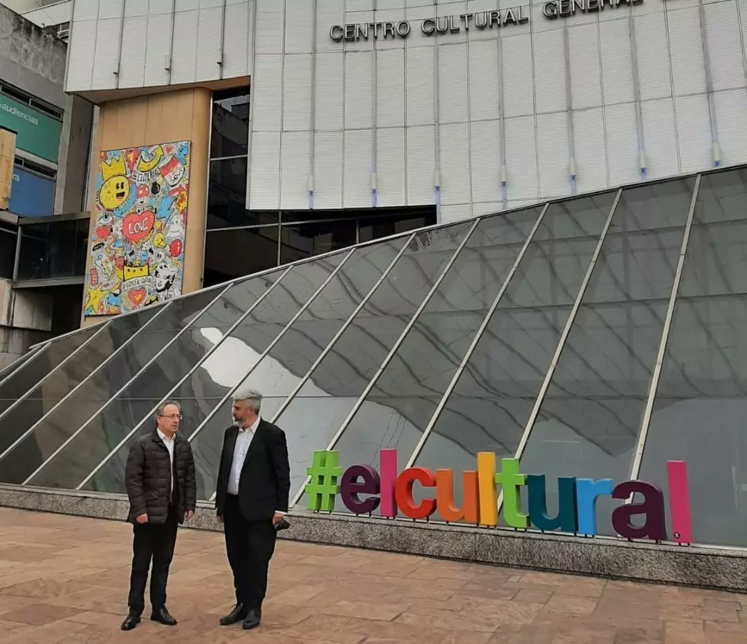 diegoberardogc's tweet photo. MADRID - BUENOS AIRES.
UN GRAN PUENTE CULTURAL

Recibí en @elculturalsm a @JCimarro, Director del @Festivaldemerid. 
Conversamos sobre la presencia Argentina en el festival, el presente del sector y la necesidad de construir puentes que permitan más circulación de obras. https://t.co/cbSJ0X9PGY