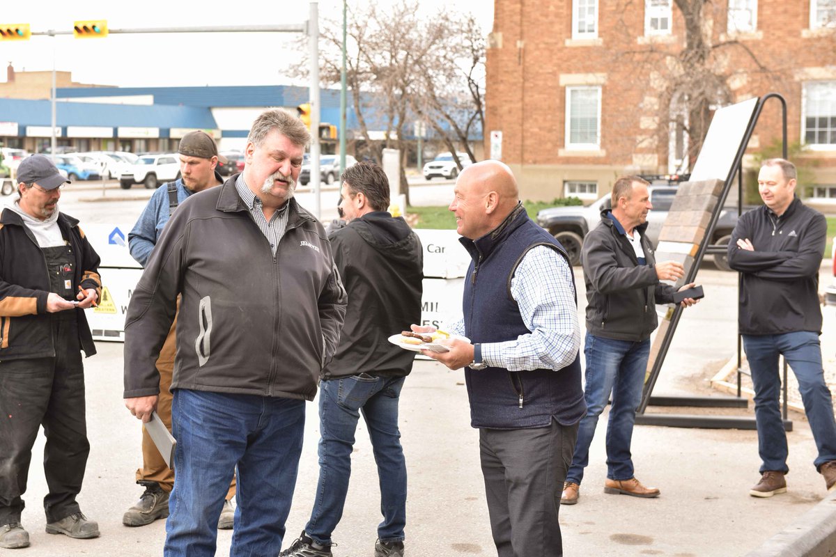FriesTallman's tweet photo. Rain or Shine it's BBQ time! What a wonderful turnout to our Contractors Appreciation Lunch. Thank you to everyone who was able to make it! #friestallman #kaltire #trexdecking #BPCanada #JELDWENCanada #awwcanada #kohltech #IXL #vistarailing https://t.co/61ys1ZGbK6