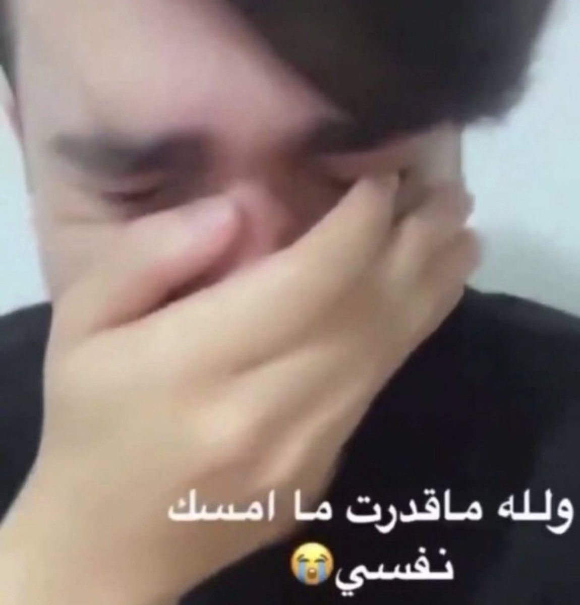 Mllllli00's tweet photo. @Nkt_767 حفل تخرجي من الجامعه الشهر ذا وكل ما دخلت القروب القى البنات يتحلطمون خايفين من لون العبايه عشان دفعت اللي قبلنا اسود وكحلي https://t.co/HPBBupF1ZD