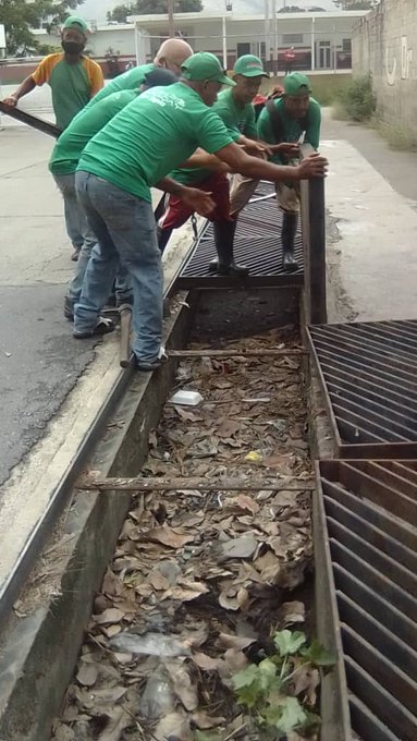 #10May l #Aragueña995 Cuadrillas de <a href="/iamib20/">@Iamib20</a> de la Alcaldía de @amigosdemaracay  realizaron limpieza en el sistema de drenaje en el sector La Cooperativa #NegritudRebelde