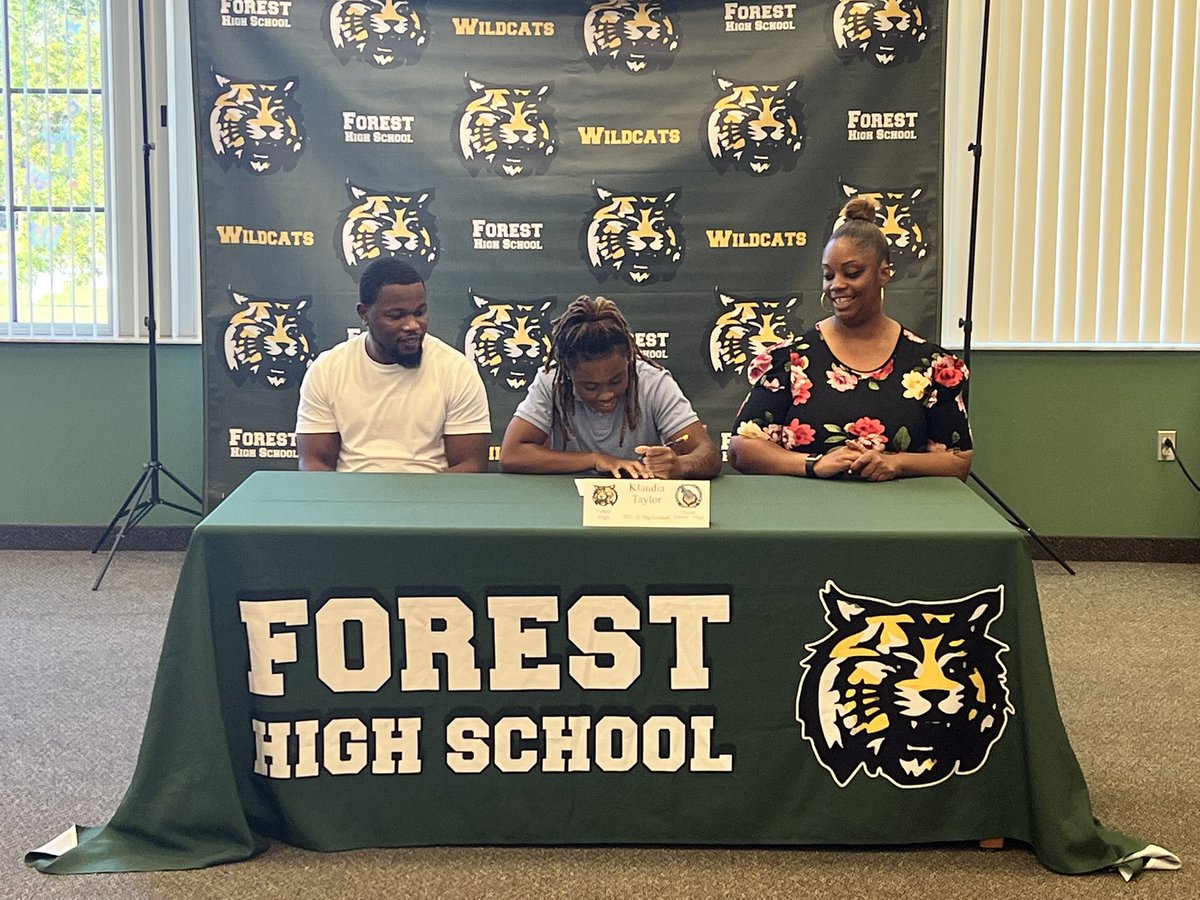 ktaylor3_'s tweet photo. 110% committed and officially signed 🐺!! Let’s make history coach @CoachHufty11 .. ready for our program to start @FGC_FlagFB https://t.co/dHxkzuStSr