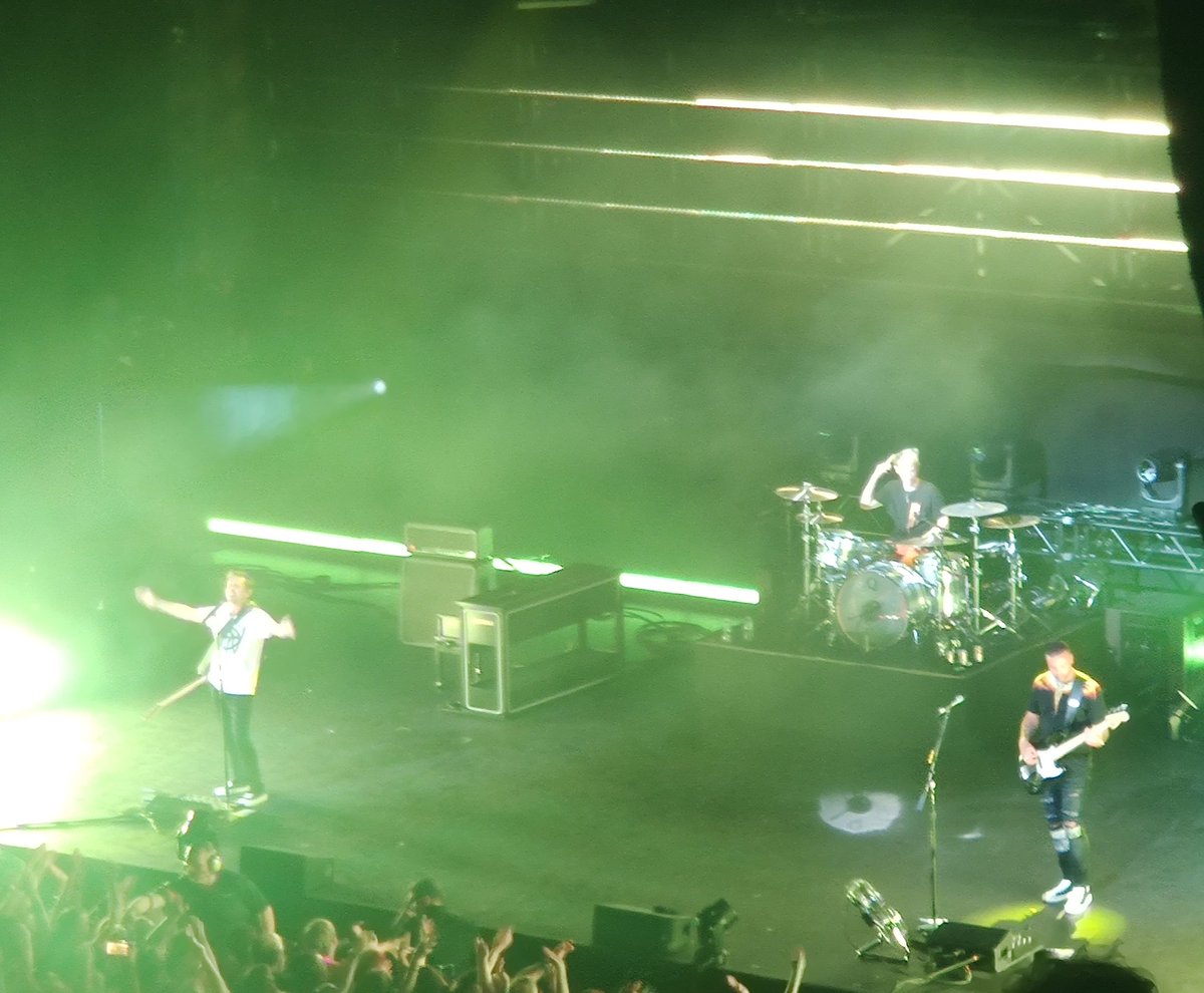 Kiky85's tweet photo. Chissenefrega della Coppa Italia 🤣. Io posso morire anche oggi 😄😍❤️🎸 #Muse #museapollo https://t.co/r84UzYl0oy
