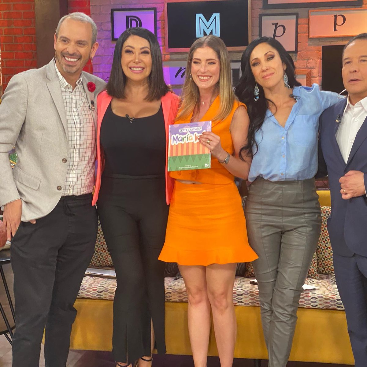 mariainesguerra's tweet photo. Gracias @deprimeramano por abrir un espacio para presentar mi libro #sienteycantaconmaríainés. Super buenos anfitriones 📚📚💃💃🎶🎶🎶📺🎙 https://t.co/Y0xM4QFlji
