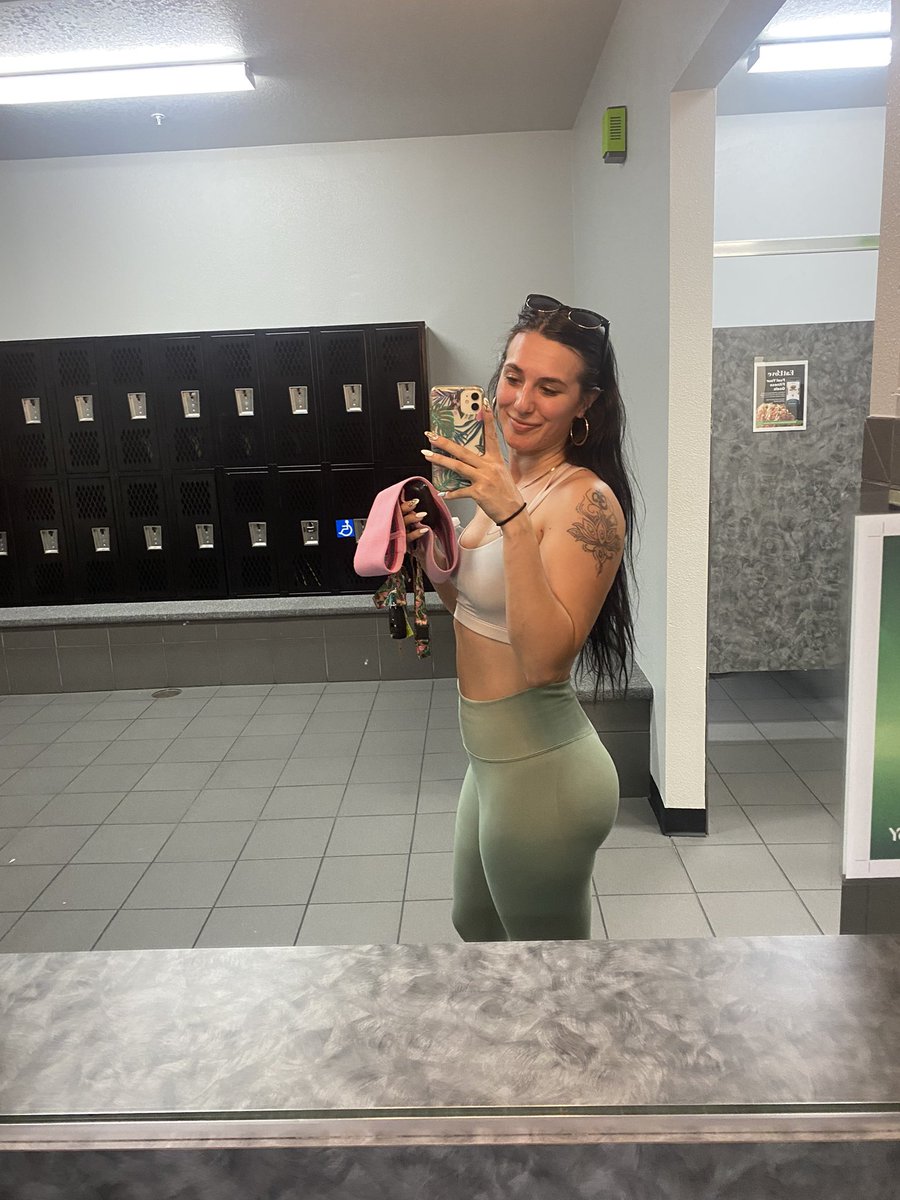 solqueen94's tweet photo. Only pic i got at the gym today 🥺 https://t.co/Avps2pJcK5