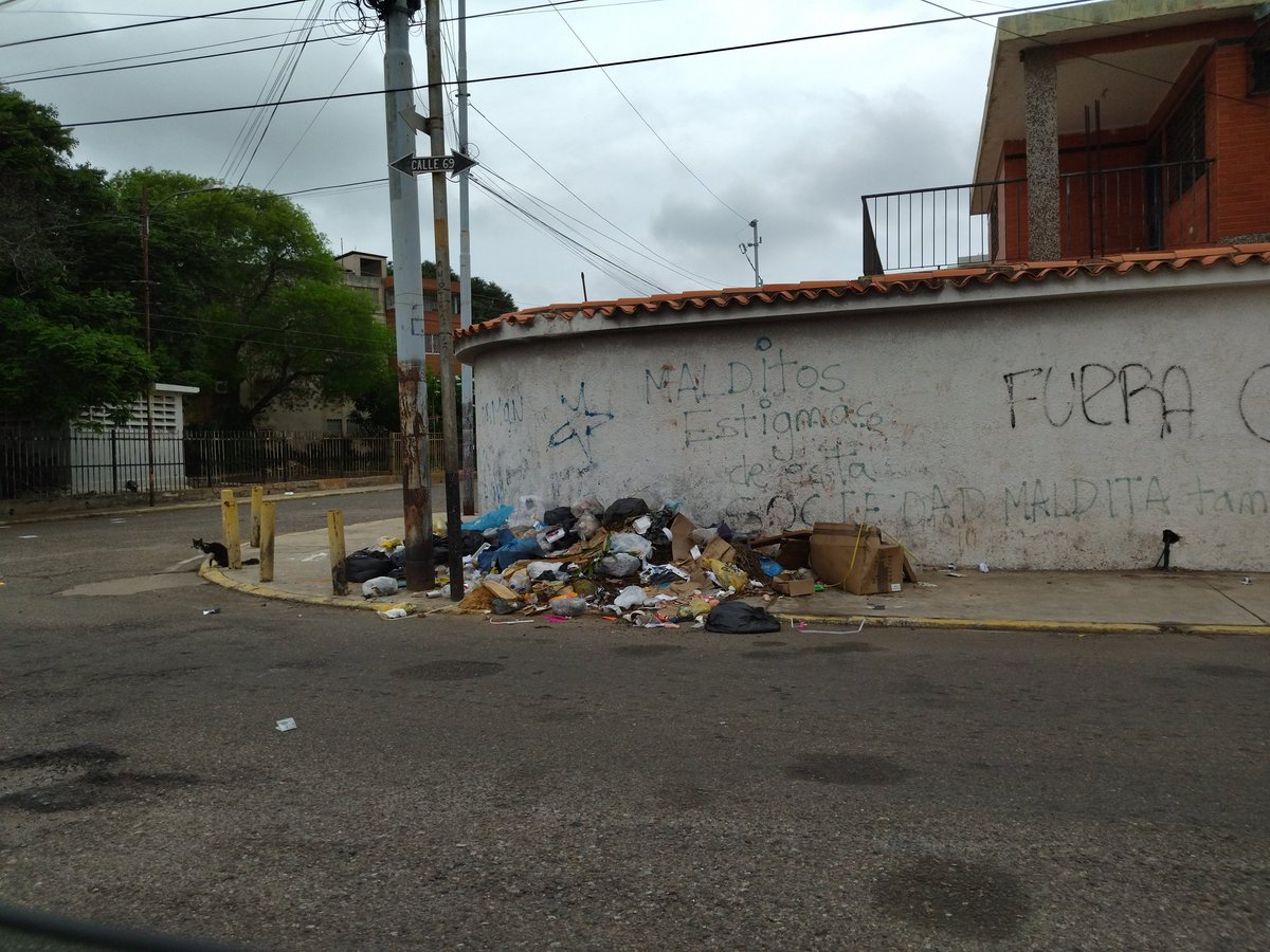 Mariel_Gut's tweet photo. Hoy la Calle Cecilio Acosta tenía mejor aspecto. ¡Retiraron los desechos! Algo así hay que hacer la Calle 69 ¡Van muchos días de basura en la calle! @mcboalcaldia @LDanieri  @Madepalmar https://t.co/N5aicpmJUP