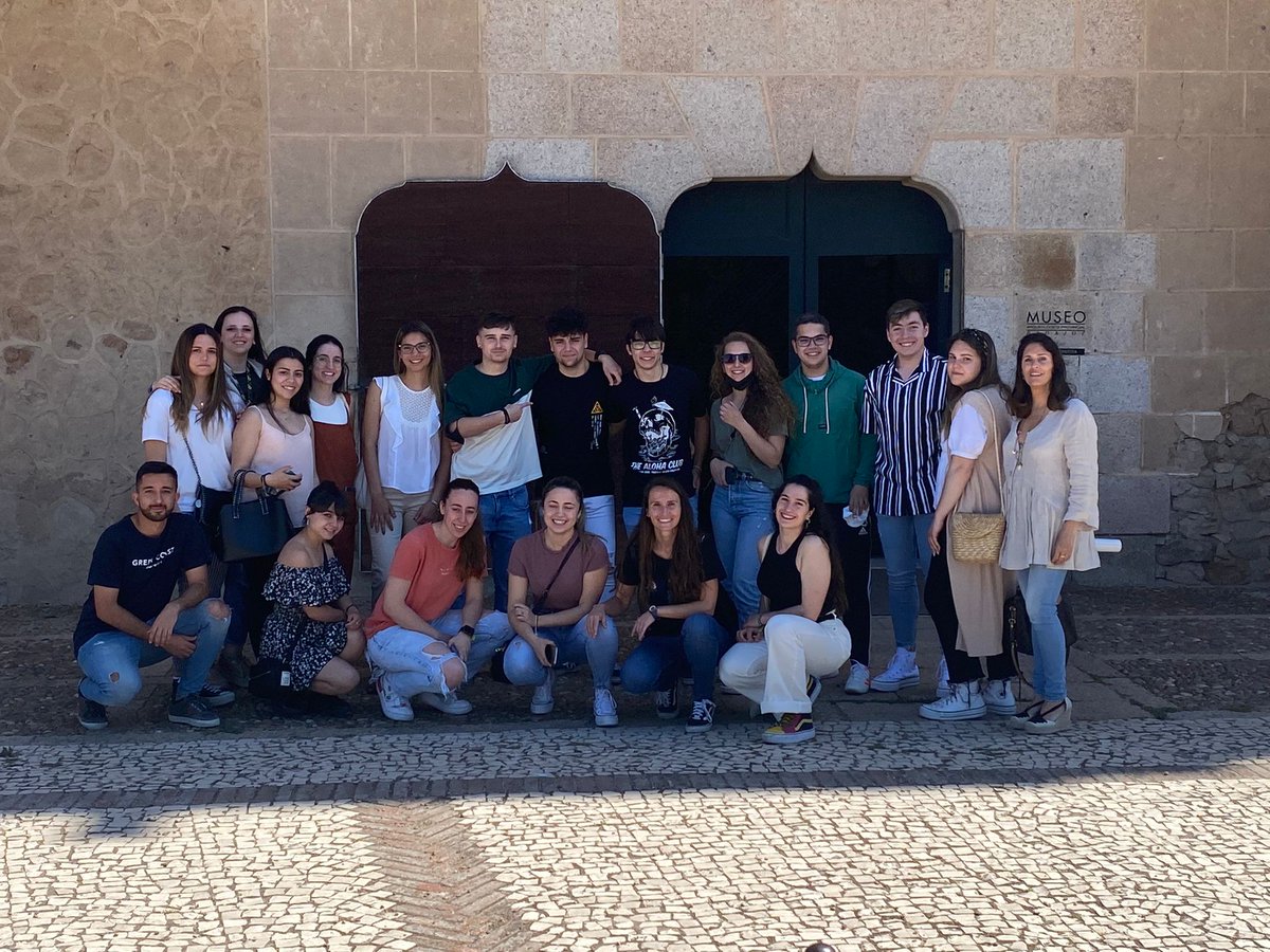 FacEducPsicUEx's tweet image. Y hoy alumnos de 3º del Grado en Educación Primaria, con @anacaballeroca, han desarrollando actividades del “Itinerario Matemático en el Museo Arqueológico Provincial”, libro publicado por docentes de nuestra Facultad y han hecho uso de la app #MathCityMap  @UExDivulga @infouex