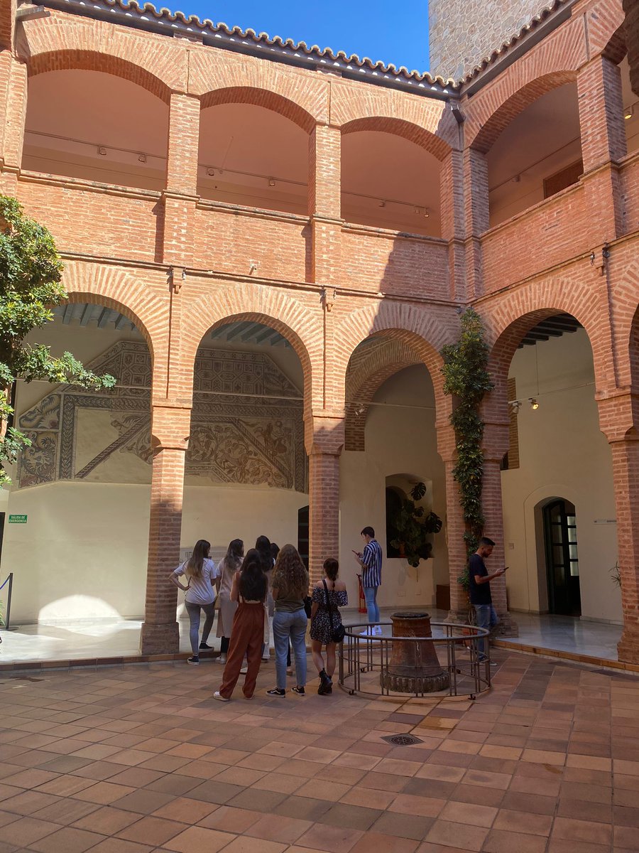 FacEducPsicUEx's tweet image. Y hoy alumnos de 3º del Grado en Educación Primaria, con @anacaballeroca, han desarrollando actividades del “Itinerario Matemático en el Museo Arqueológico Provincial”, libro publicado por docentes de nuestra Facultad y han hecho uso de la app #MathCityMap  @UExDivulga @infouex