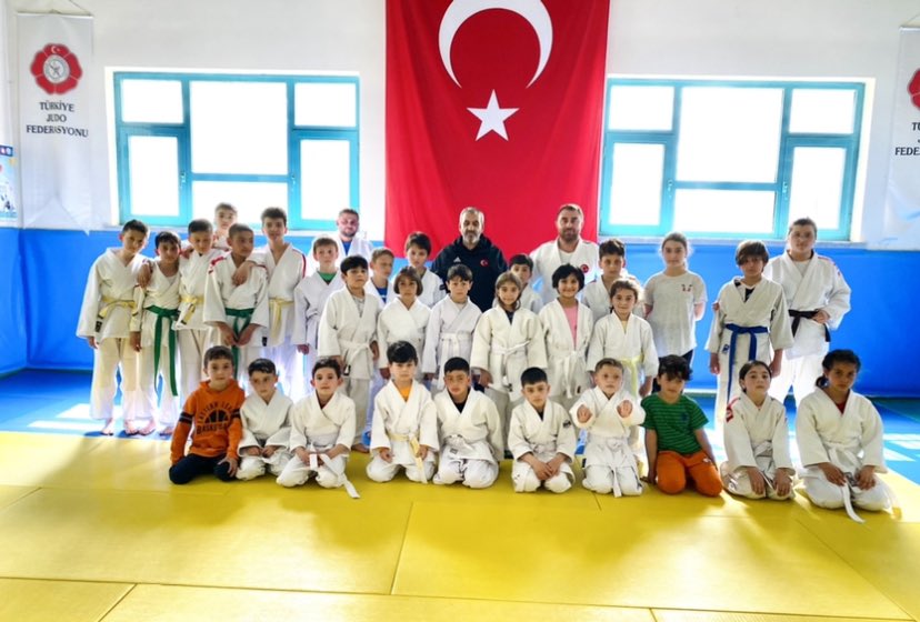 hakantastann1's tweet photo. GENÇLİK VE SPOR KLÜBÜMÜZE BAĞLI 
💯 SPORCUMUZUN KATILIMIYLA 
JUDO KUŞAK SINAVIMIZ. @GSB_Corum @kasapoglu https://t.co/l4vEEKUHVJ