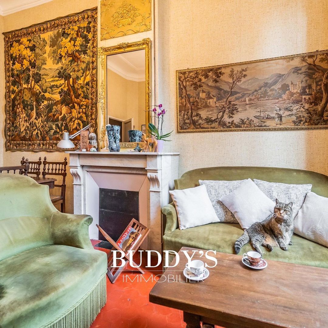 LeosAnimalPlan1's tweet image. This French real estate agency in Marseille has just started working with their local #petrescue to include animals in need of adoption in the photos of his properties. Many 🐶and 😺 have already been adopted! What a great initiative! 💚💙#adoptablepets #adoptdontshop #pets #dogs