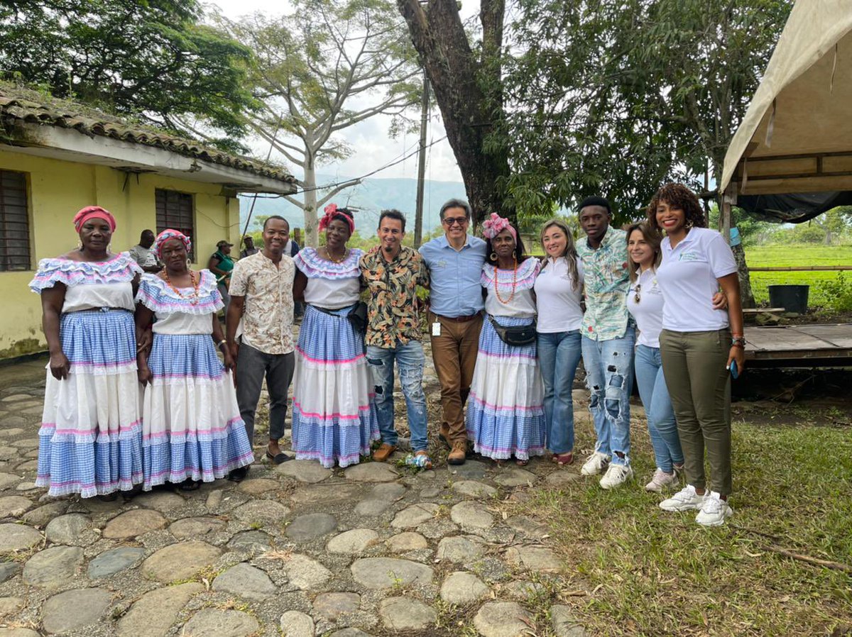 URestitucion's tweet photo. 📍Cauca |  En Guachené, el Director General de la #URT, @acastroforero, hizo entrega de la sentencia de #restitución de derechos territoriales a favor de la Comunidad Consejo Comunitario Pilamo, El Palenque. ¡Con música, danza y cultura la comunidad celebró esta decisión! https://t.co/tUu9X00SPJ