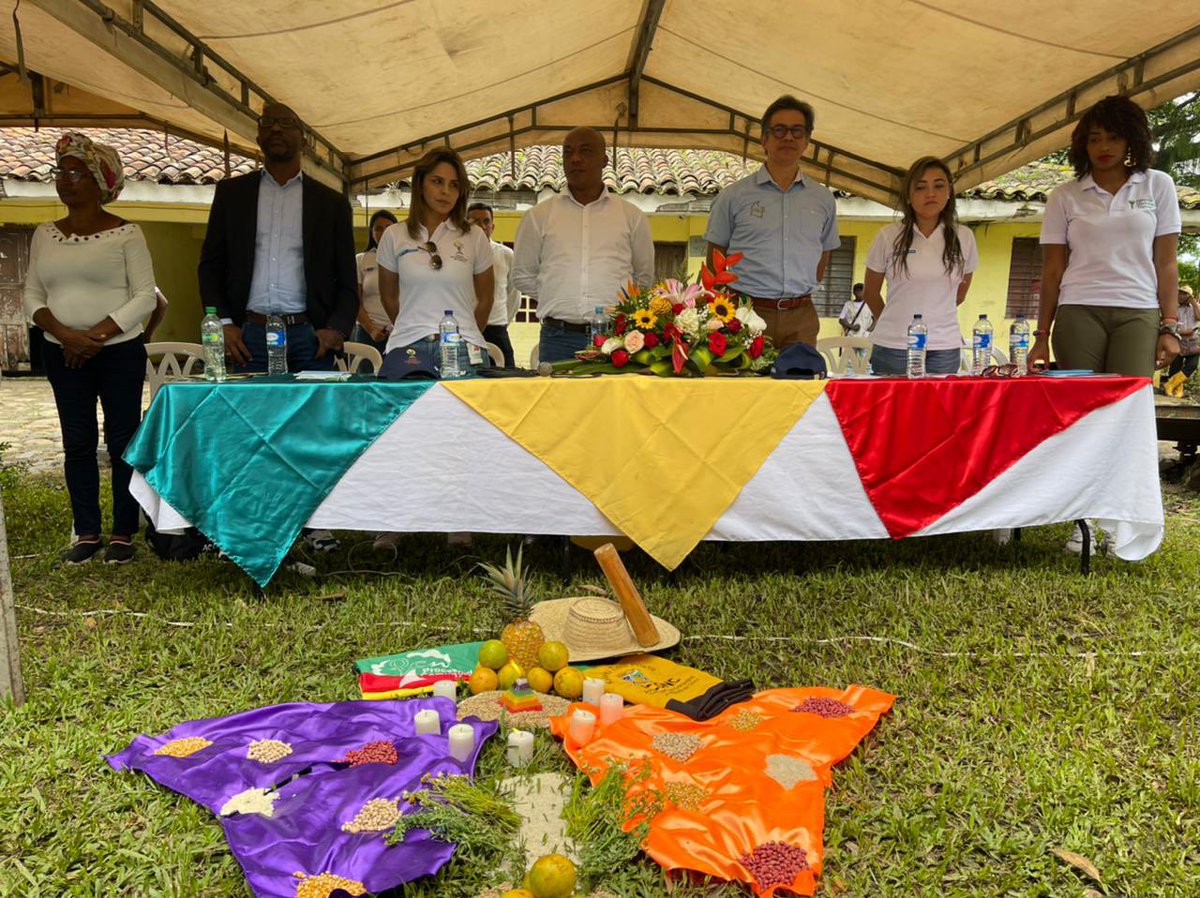 URestitucion's tweet photo. 📍Cauca |  En Guachené, el Director General de la #URT, @acastroforero, hizo entrega de la sentencia de #restitución de derechos territoriales a favor de la Comunidad Consejo Comunitario Pilamo, El Palenque. ¡Con música, danza y cultura la comunidad celebró esta decisión! https://t.co/tUu9X00SPJ