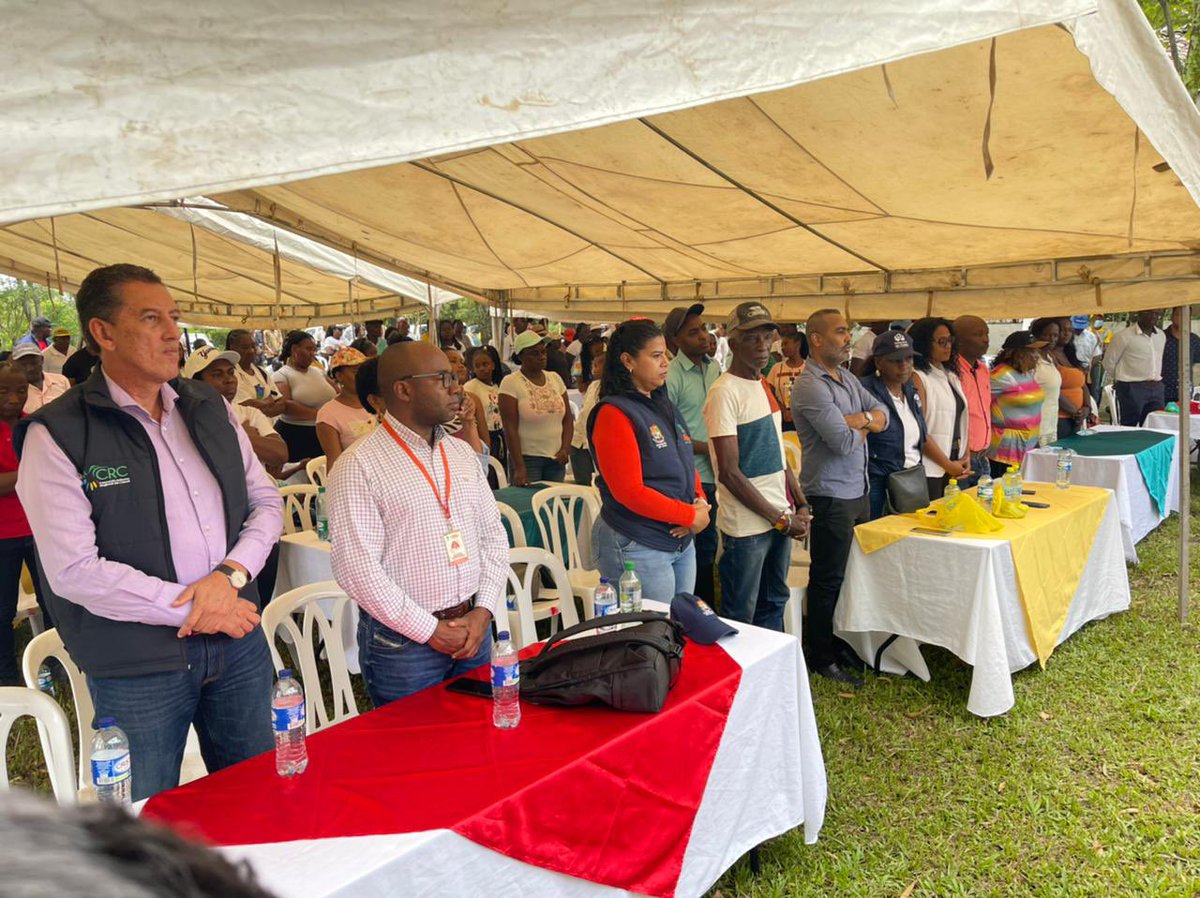 URestitucion's tweet photo. 📍Cauca |  En Guachené, el Director General de la #URT, @acastroforero, hizo entrega de la sentencia de #restitución de derechos territoriales a favor de la Comunidad Consejo Comunitario Pilamo, El Palenque. ¡Con música, danza y cultura la comunidad celebró esta decisión! https://t.co/tUu9X00SPJ