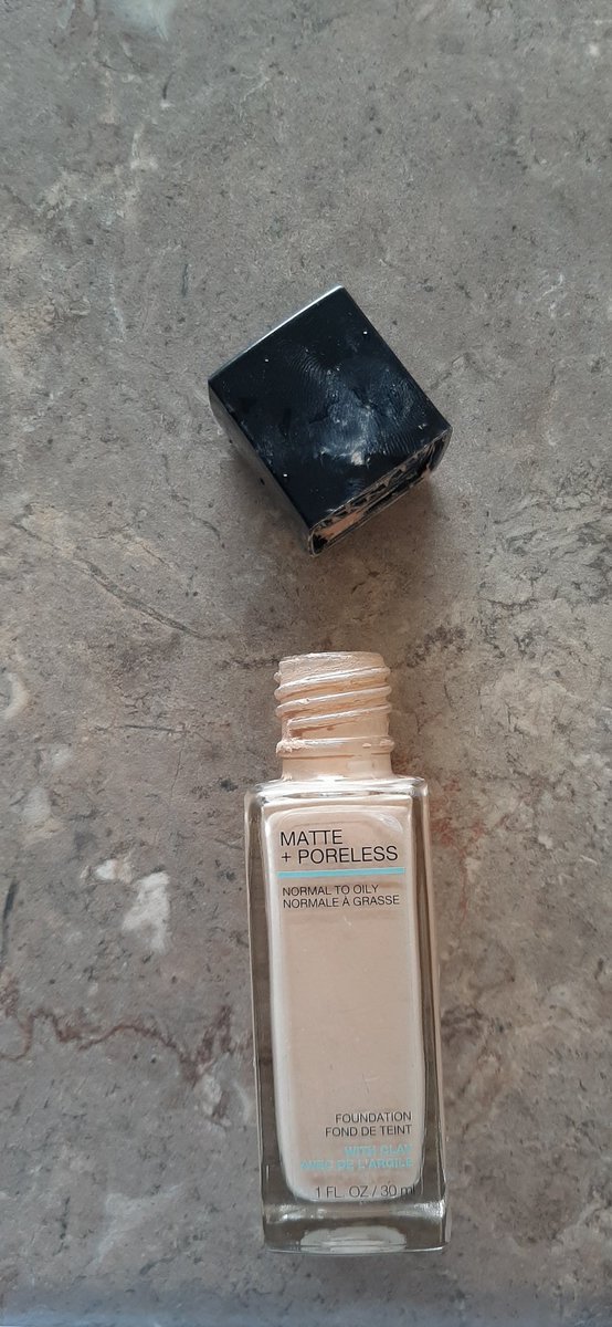 paiger_beaut's tweet photo. Tried to see if I could rinse out my foundation bottle to recycle it. After several attempts of dish soap and hot water, this is the result. (No luck) I wish companies would make makeup packaging more easily recyclable. 🥺💄
#makeup #makeupproblems #sustainability #Recycle https://t.co/3rCQWg6xhm