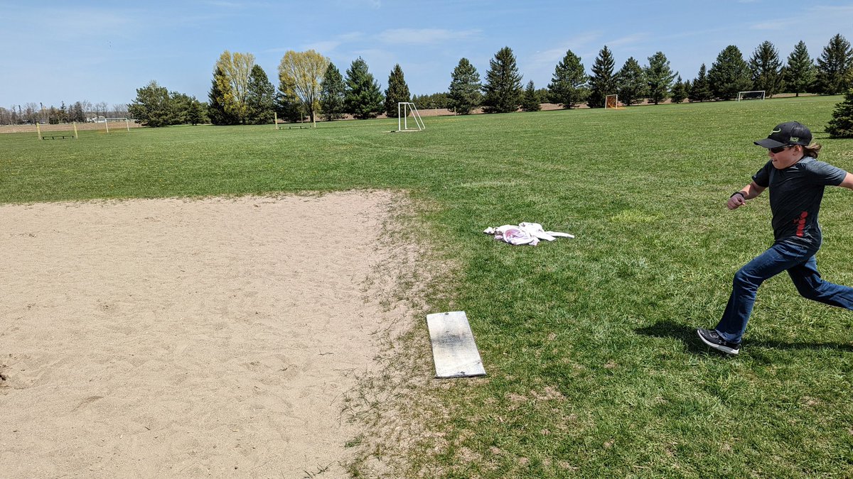 MrsAgarUTES's tweet photo. We took advantage of this beautiful weather and started practising for our track and field events. Here are some action shots from today. #fitisfun https://t.co/ABbxvMsdoF