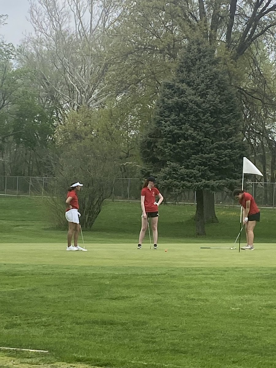 HammerCheckinIn's tweet photo. Janelle and Charity looking on as Adrianna putts #lancergolf https://t.co/hvGY45UHOU