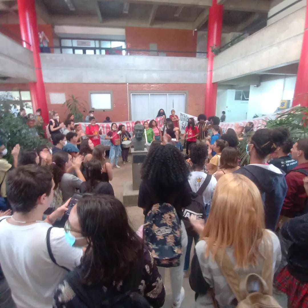 psol_vix's tweet photo. #psolvix50 | Nessa segunda-feira, 09, o movimento estudantil da Ufes mostrou a força da unidade dos estudantes e das estudantes da Universidade em protesto pela volta do bandejão universitário.

Leia mais em: https://t.co/NdfYp1V8va. https://t.co/12SlOJjfT7