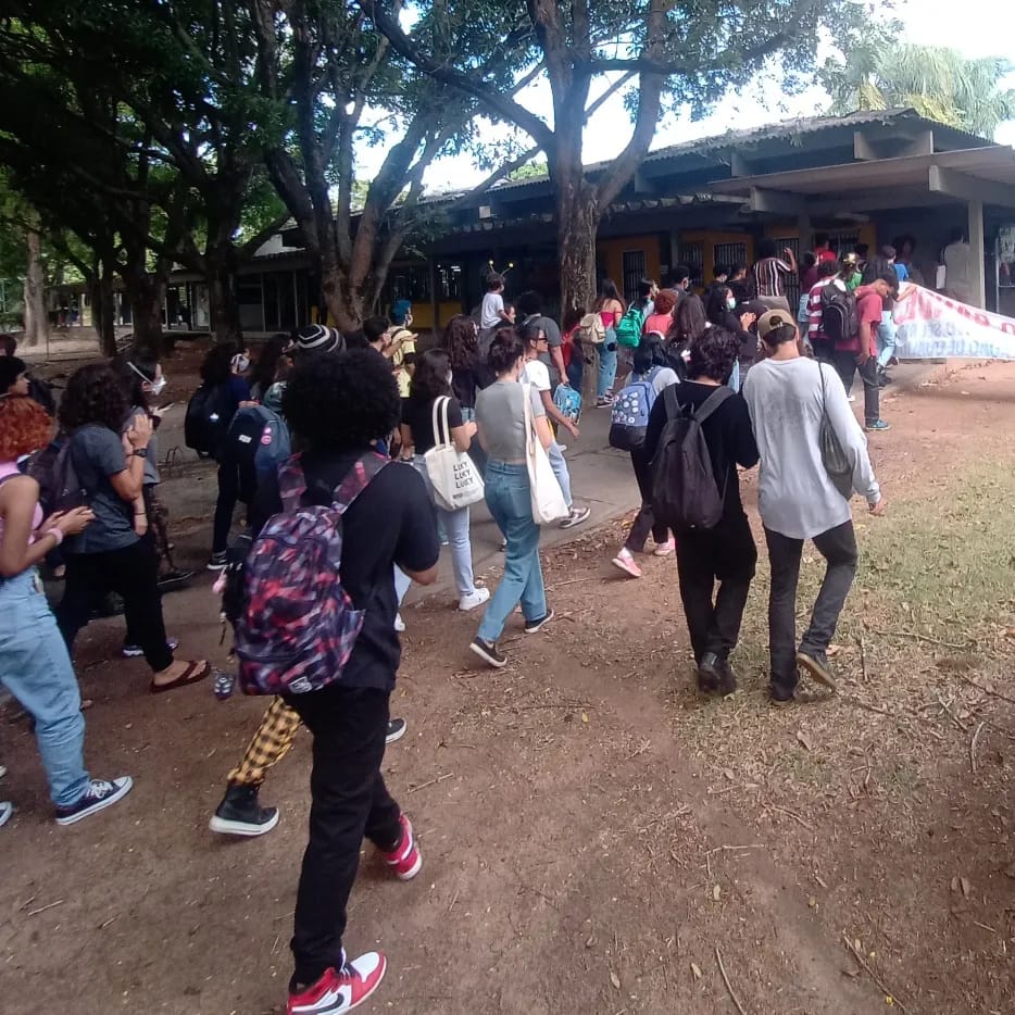 psol_vix's tweet photo. #psolvix50 | Nessa segunda-feira, 09, o movimento estudantil da Ufes mostrou a força da unidade dos estudantes e das estudantes da Universidade em protesto pela volta do bandejão universitário.

Leia mais em: https://t.co/NdfYp1V8va. https://t.co/12SlOJjfT7