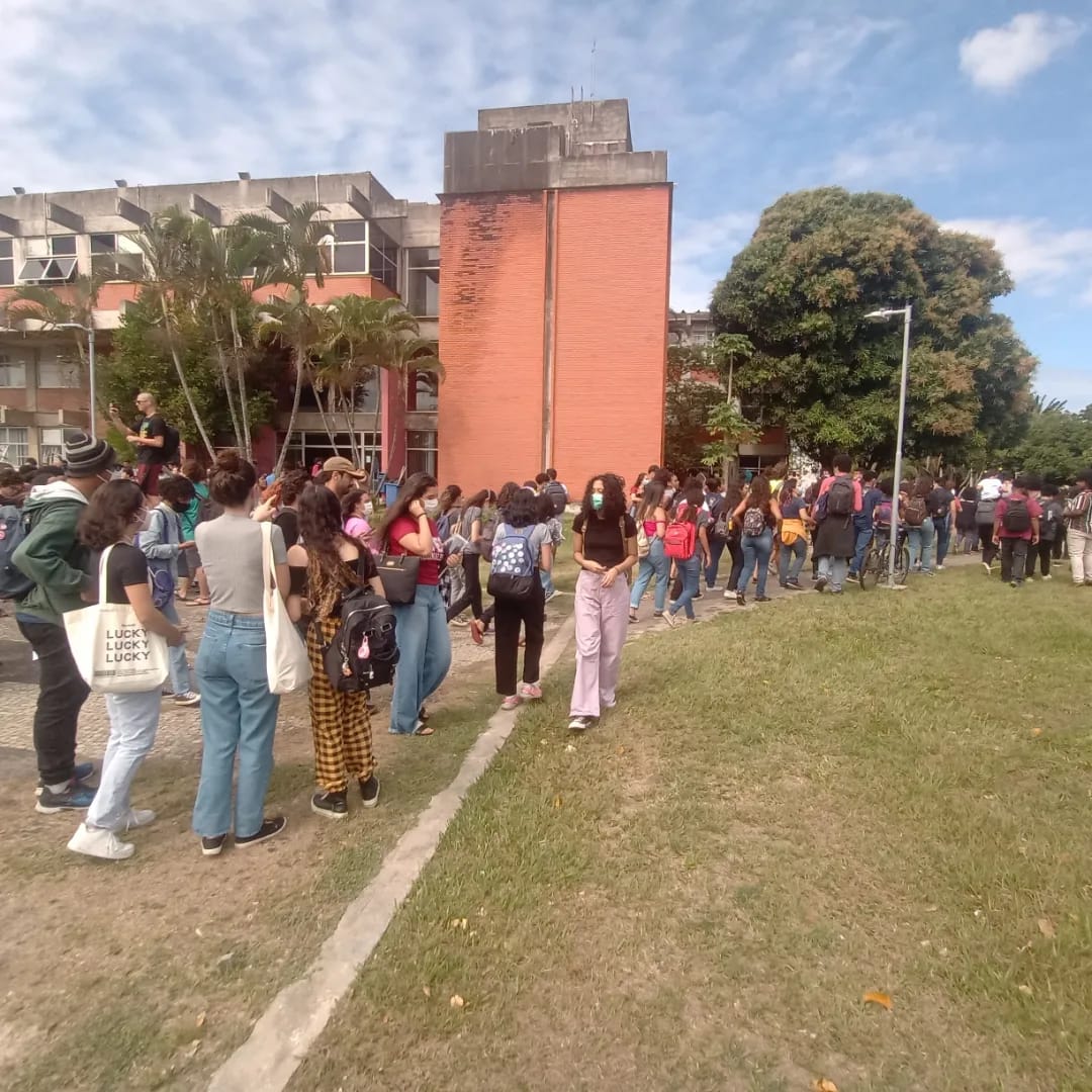 psol_vix's tweet photo. #psolvix50 | Nessa segunda-feira, 09, o movimento estudantil da Ufes mostrou a força da unidade dos estudantes e das estudantes da Universidade em protesto pela volta do bandejão universitário.

Leia mais em: https://t.co/NdfYp1V8va. https://t.co/12SlOJjfT7