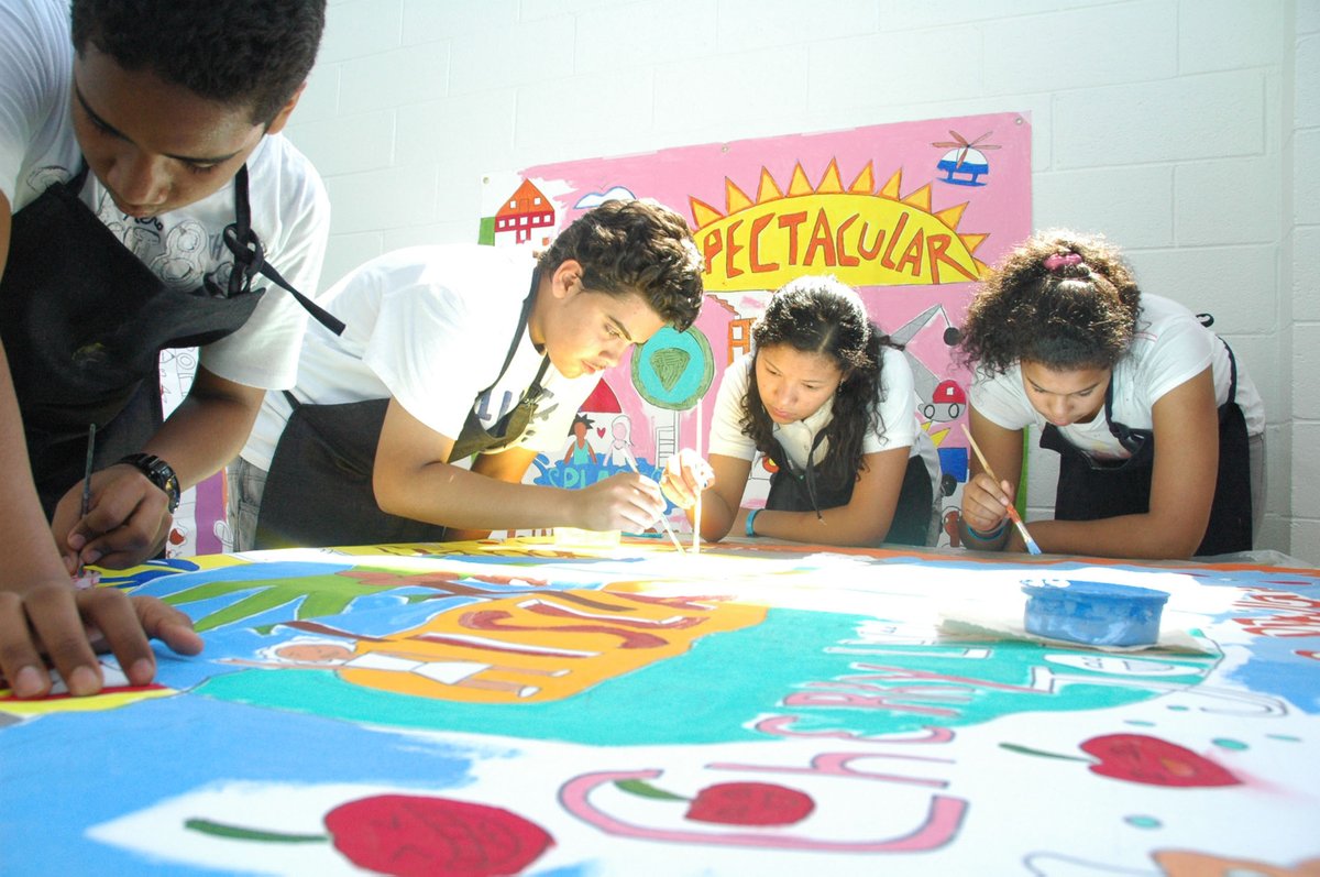 FYLFoundation's tweet photo. Grantee Community Word Project helps to provide a wide variety of creative programs to help facilitate a more equitable future. We are so proud to support them!

#artsed #paintstudio #teamwork @CommunityWordPr https://t.co/fo4gtEKep8