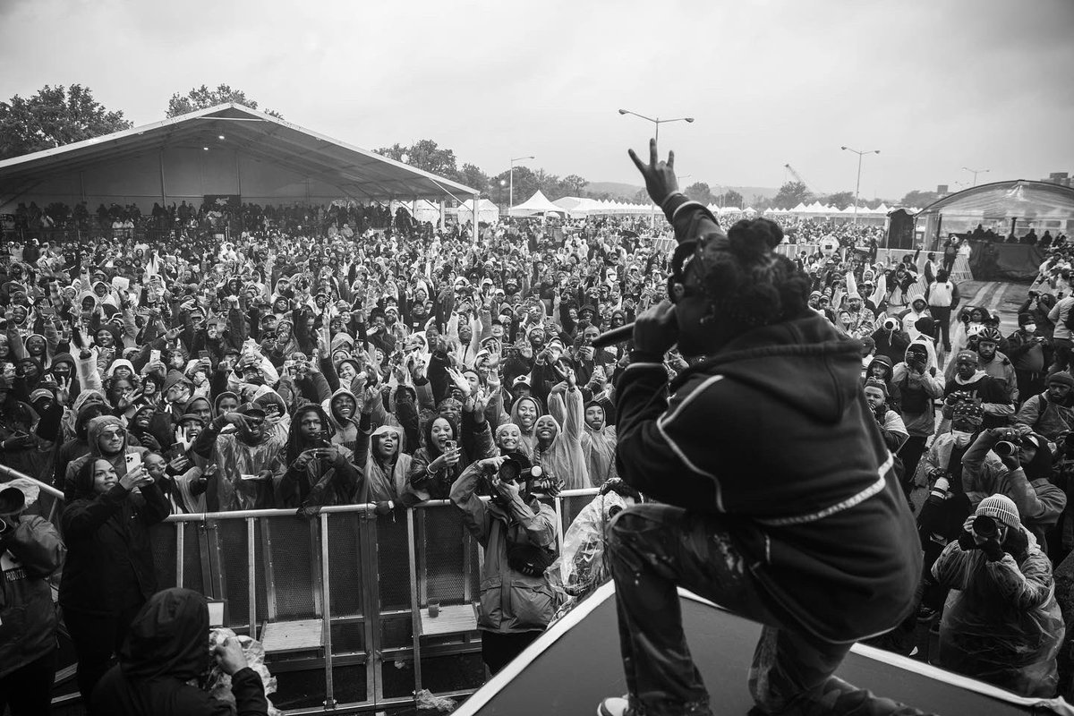 VividDope's tweet photo. “From the city that made me.. Love you forever for it” 

@wale x @BroccoliCity 🥦

Being on stage in my hometown photographing in front of 20k plus is something I’ll never forget 👑

#DMVForever https://t.co/kuUAO3XSwT