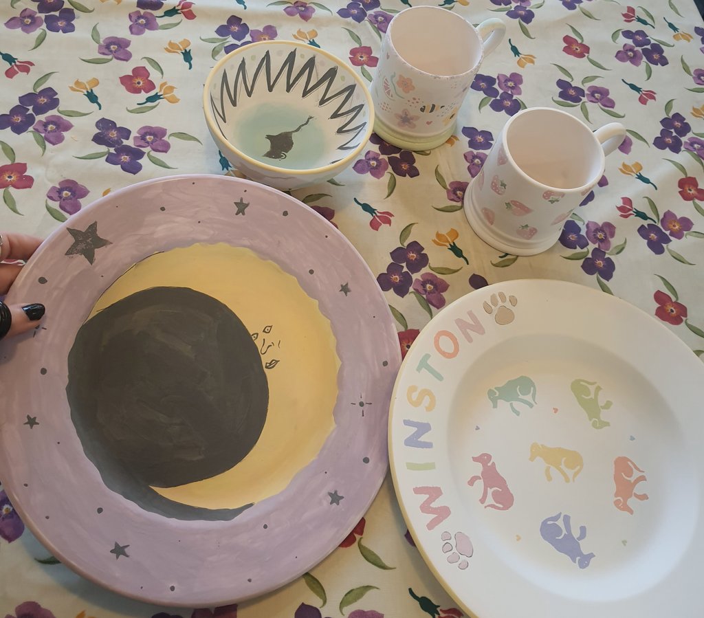 Finally finished university forever (yay x) and celebrated by painting a sassy lil moon on a plate ✨️💖