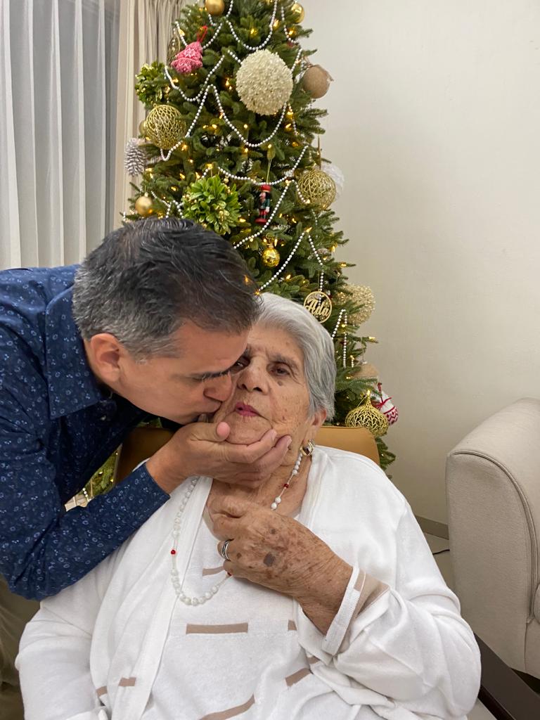 HECTORVALLARTA1's tweet photo. Gracias a la vida por tener otro año mas https://t.co/N07fomHdu7