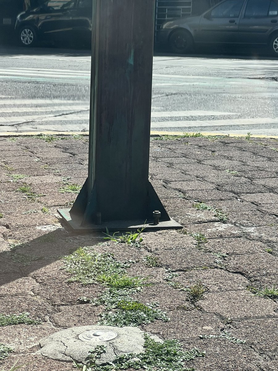 adzu_va's tweet photo. @En_laDelValle @BJAlcaldia en división del norte y av Coyoacán letrero de UNIPRO está sin tornillos ; se va a caer y va a ocasionar un accidente ! Favor de revisarlo! Se mueve HORRIBLE! https://t.co/2epmj7C76j