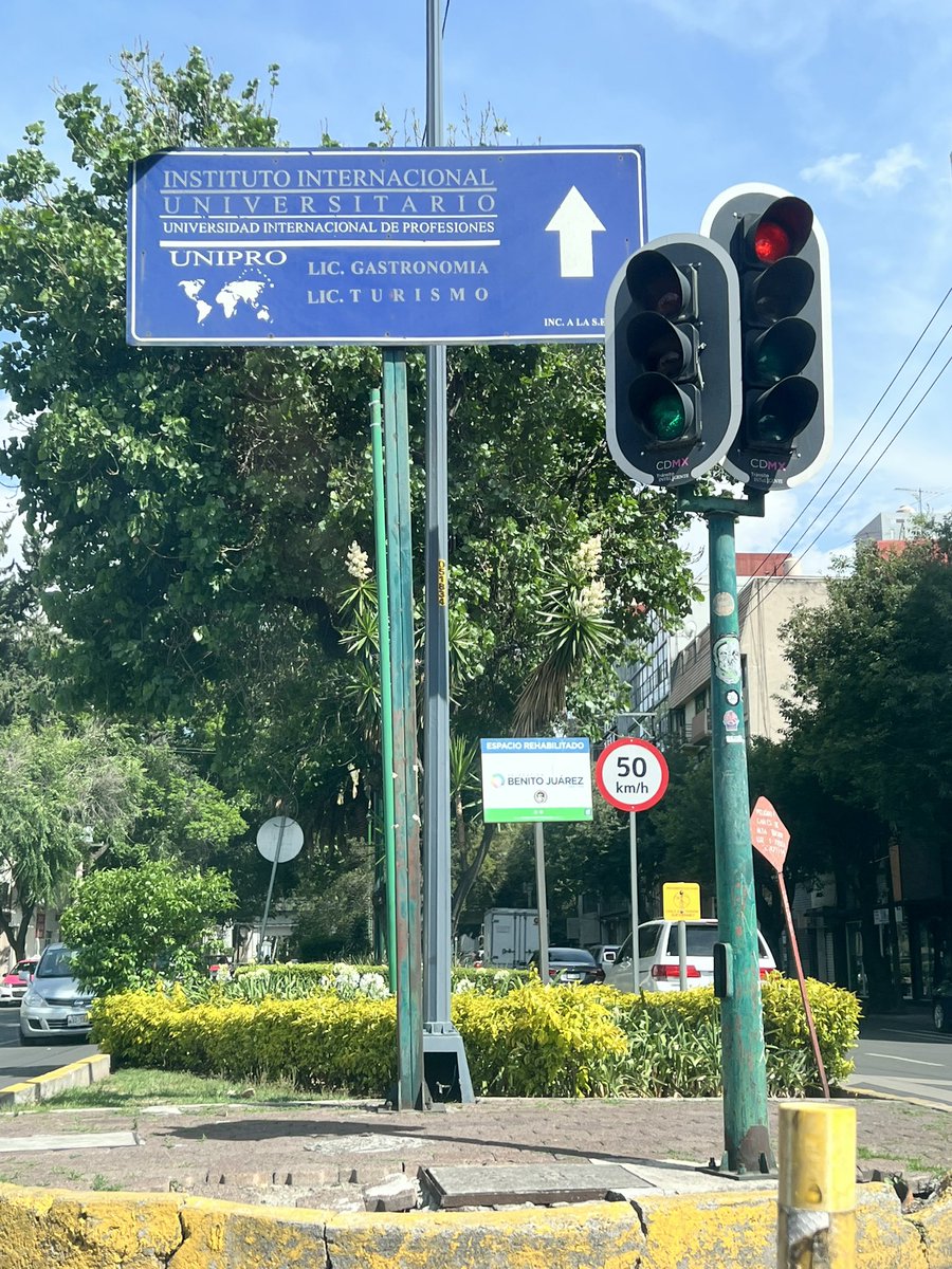 adzu_va's tweet photo. @En_laDelValle @BJAlcaldia en división del norte y av Coyoacán letrero de UNIPRO está sin tornillos ; se va a caer y va a ocasionar un accidente ! Favor de revisarlo! Se mueve HORRIBLE! https://t.co/2epmj7C76j