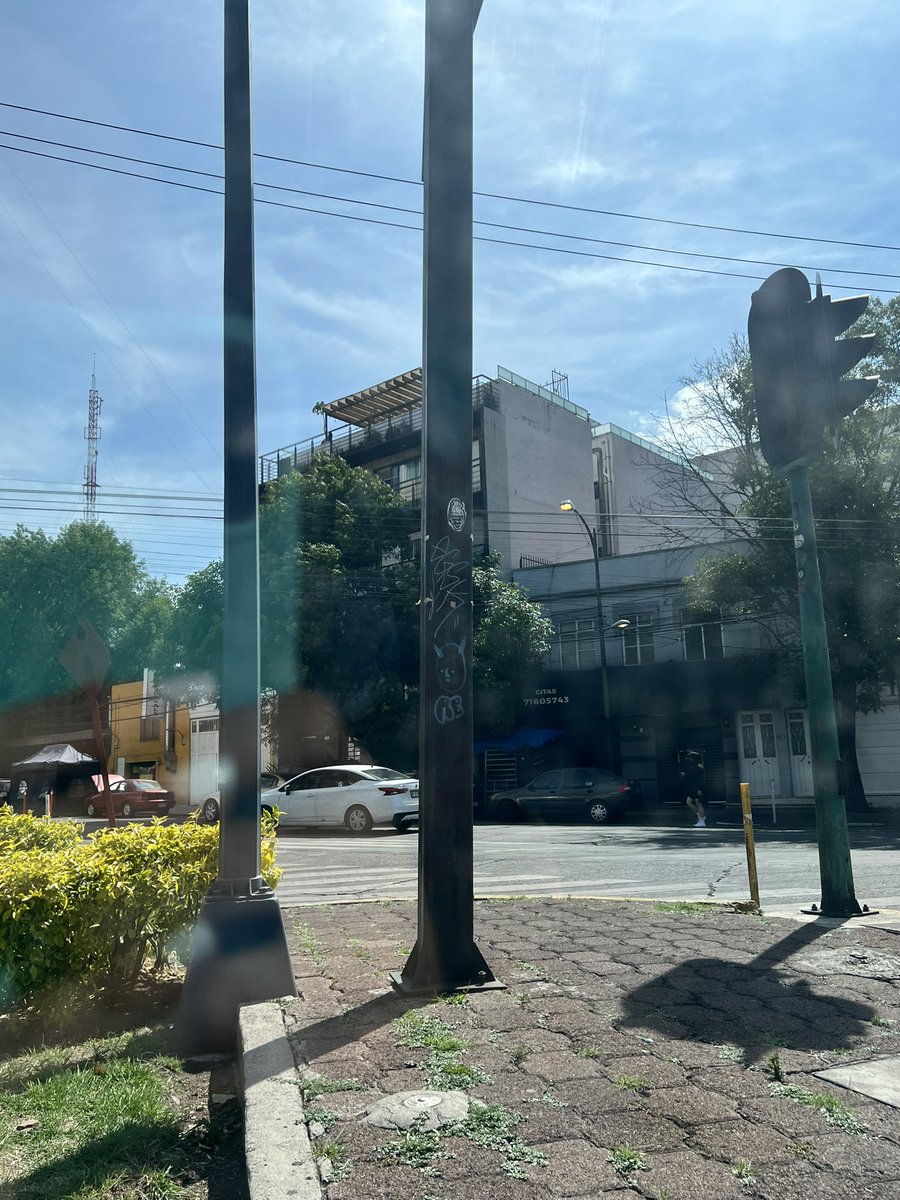 adzu_va's tweet photo. @En_laDelValle @BJAlcaldia en división del norte y av Coyoacán letrero de UNIPRO está sin tornillos ; se va a caer y va a ocasionar un accidente ! Favor de revisarlo! Se mueve HORRIBLE! https://t.co/2epmj7C76j